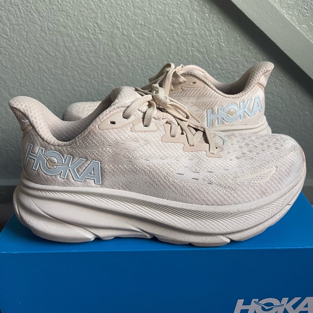 Beige Hoka's